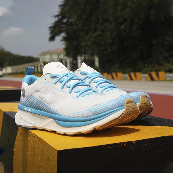 zapatilla de correr celeste placa carbono